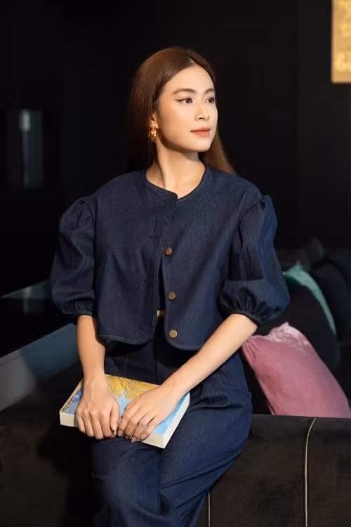 Bị chỉ trích có thái độ trịch thượng, Hoàng Thùy Linh viết tâm thư xin lỗi. "Hoàng Thùy Linh xin được gửi lời xin lỗi chân thành đến những người đã yêu thương, tin tưởng và ở bên cạnh Linh, vì những thông tin đã gây ảnh hưởng đến tâm trạng mọi người trong hơn mười ngày vừa qua, khiến mọi người buồn lòng, đặc biệt là trước thời điểm mà chúng ta sắp được đoàn viên sau gần hai thập kỷ yêu thương nhau”, cô bày tỏ. Ảnh: FBNV.