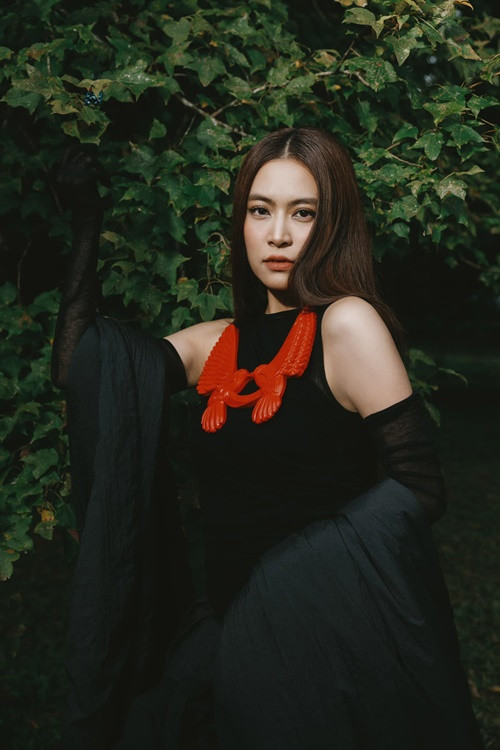 Tháng 9/2023, trong buổi họp báo giới thiệu concert, Hoàng Thùy Linh trả lời lan man trước hai câu hỏi liên quan đến khả năng hát live và vai trò của Hồ Hoài Anh trong đêm nhạc. Không những vậy, cô còn đưa ra những “lời khuyên” cho phóng viên như “chậm lại vài nhịp đi, mình để người ta sống với”. Nữ ca sĩ thậm chí kéo phóng viên lên sân khấu, hỏi tuổi và nói ẩn ý: “30 cũng là tuổi mà nhiều điều sâu sắc trỗi dậy trong não mình”. Nhiều ý kiến cho rằng giọng ca See tình tỏ ra là bề trên, dạy đời người khác. Ảnh: FBNV.