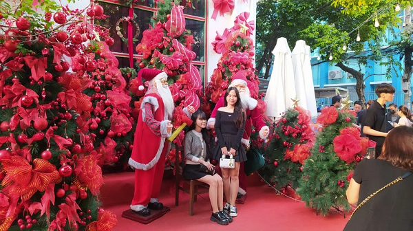 Nhà hàng ở TP.HCM trang trí rực rỡ đón khách dịp Giáng sinh Nha hang o TP.HCM trang tri ruc ro don khach dip Giang sinh