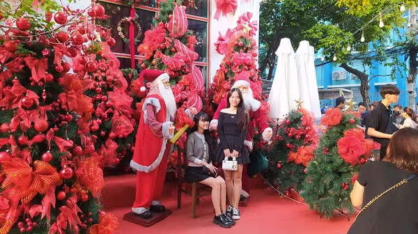 Nha hang o TP.HCM trang tri ruc ro don khach dip Giang sinh