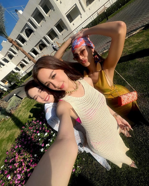 Chatnalin gợi cảm không thua kém Bảo Ngọc (giữa) - Hoa hậu Liên lục địa 2022.