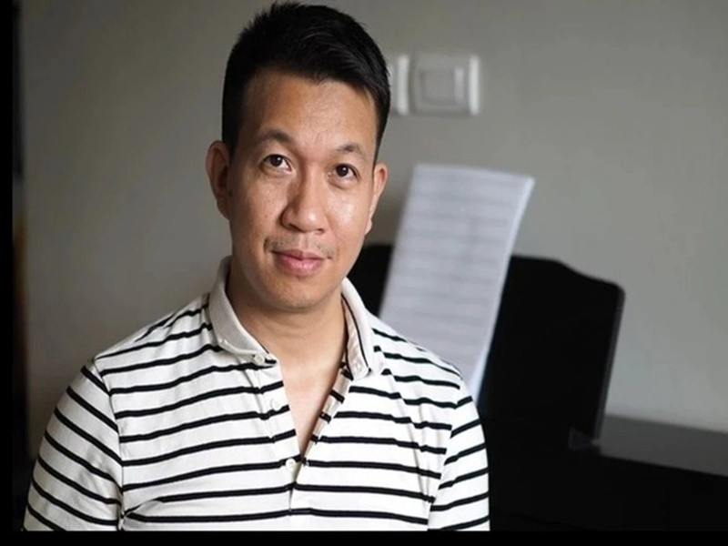 Nhạc sĩ Xuân Phương qua đời sáng 29/11. Anh ra đi ở tuổi 50 sau thời gian chống chọi bệnh ung thư. Sinh thời, Xuân Phương được mệnh danh là "nhạc sĩ của những bài hát trong phim". Anh sáng tác Mong ước kỷ niệm xưa (nhạc phim Xin hãy tin em của đạo diễn Đỗ Thanh Hải), Lời ru cho con (nhạc phim Của để dành), Lời chưa nói (nhạc phim Phía trước là bầu trời của đạo diễn Đỗ Thanh Hải). Ảnh: Tiền Phong.