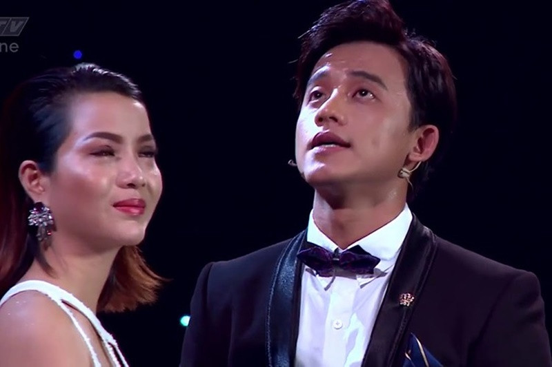 Khi còn học trong trường Đại học Sân khấu Điện ảnh, Mai Tài Phến yêu Phương Linh. Năm 2017, sau 2 năm chia tay, cả hai gặp lại trong chương trình Én vàng. Phương Linh kể, vì nghĩ rằng nam diễn viên chỉ coi mình là em gái nên Phương Linh tự đẩy mình ra xa. 2 năm sau chia tay, cô vẫn nhớ Mai Tài Phến. Vì vậy, đến với chương trình, Phương Linh ngỏ lời muốn nối lại tình xưa. Ảnh: Youtube.