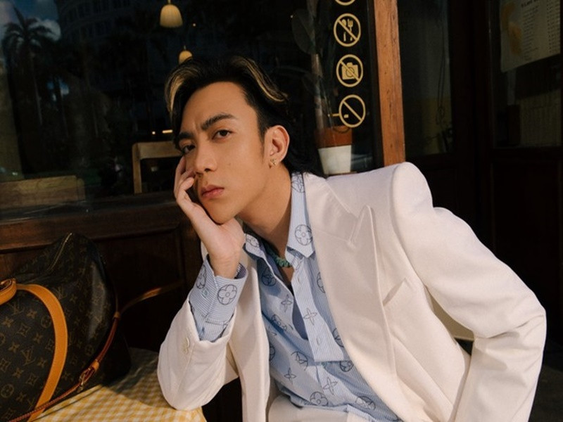 Soobin Hoàng Sơn được cho là đã có tình mới vào đầu năm 2018. Nam ca sĩ và cô gái tên N.H.N liên tục lộ bằng chứng là một cặp. Năm 2019, Soobin Hoàng Sơn và N.H.N không còn để lộ những chi tiết chứng tỏ yêu đương làm dấy nghi vấn cả hai âm thầm chia tay. Ảnh: FBNV.