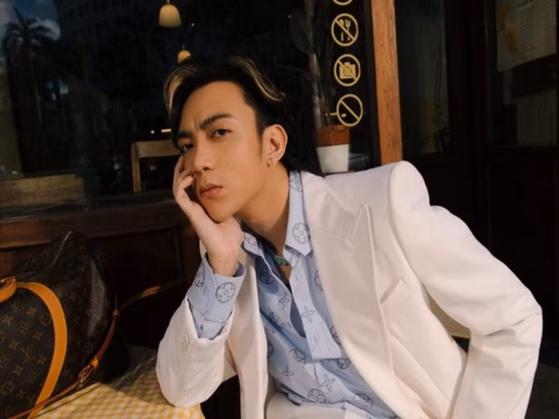 Soobin Hoàng Sơn được cho là đã có tình mới vào đầu năm 2018. Nam ca sĩ và cô gái tên N.H.N liên tục lộ bằng chứng là một cặp. Năm 2019, Soobin Hoàng Sơn và N.H.N không còn để lộ những chi tiết chứng tỏ yêu đương làm dấy nghi vấn cả hai âm thầm chia tay. Ảnh: FBNV.