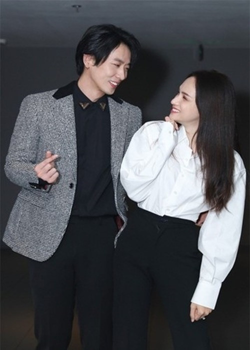 Tuấn Trần chưa từng công khai bất kỳ mối tình nào. Tuy nhiên, nam diễn viên phim Bố già vướng nhiều tin đồn tình cảm. Khi đóng Sắc đẹp dối trá, Tuấn Trần dính nghi vấn phim giả tình thật với Hương Giang Idol. Tuy nhiên, Tuấn Trần cho biết, anh và Hương Giang chỉ là bạn bè thân thiết. Ảnh: Tiền Phong.