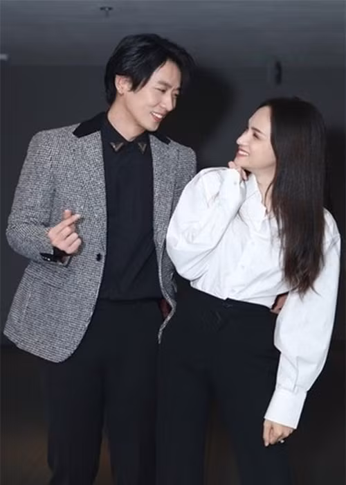 Tuấn Trần chưa từng công khai bất kỳ mối tình nào. Tuy nhiên, nam diễn viên phim Bố già vướng nhiều tin đồn tình cảm. Khi đóng Sắc đẹp dối trá, Tuấn Trần dính nghi vấn phim giả tình thật với Hương Giang Idol. Tuy nhiên, Tuấn Trần cho biết, anh và Hương Giang chỉ là bạn bè thân thiết. Ảnh: Tiền Phong.