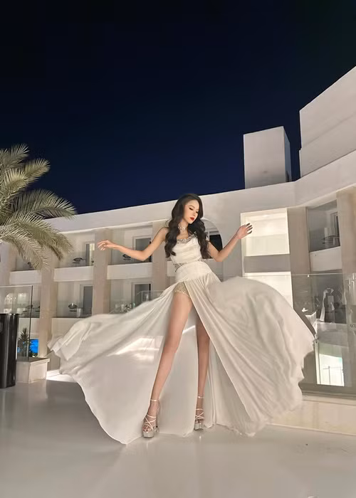 Đi thi quốc tế, Ngọc Hằng được đánh giá cao. Cô nói tiếng Anh lưu loát, có thể giao tiếp bằng tiếng Nhật và Hàn. Ảnh: FBNV.