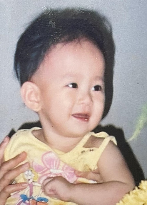 Nàng hậu sinh ra trong gia đình chỉ đủ ăn, đủ sống.