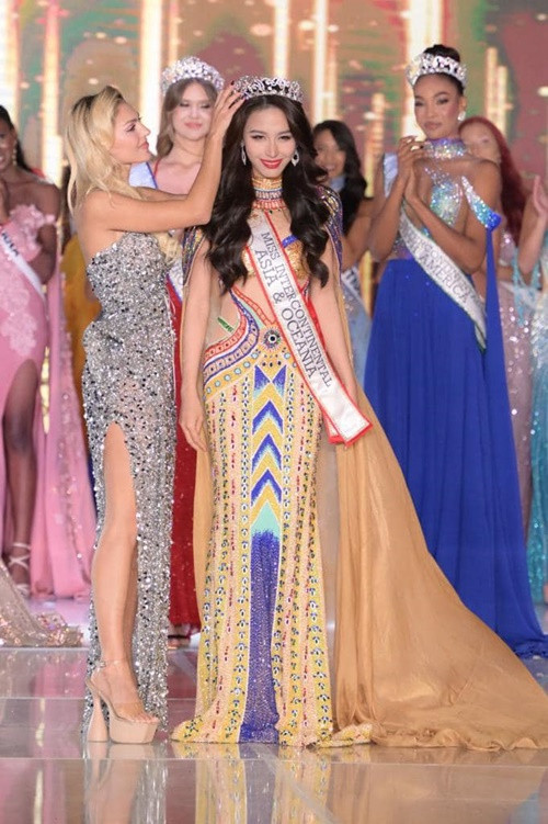 Ngọc Hằng được trao vương miện á hậu trong chung kết.