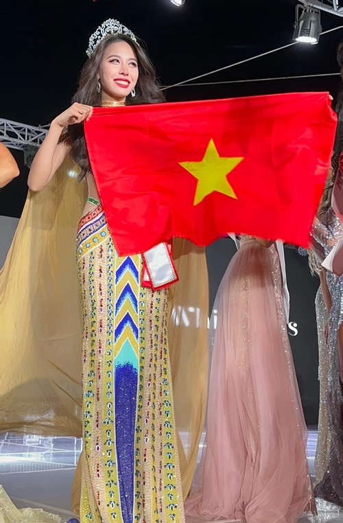 Nàng hậu xúc động khi giúp nhan sắc Việt nâng tầm trên đấu trường quốc tế.