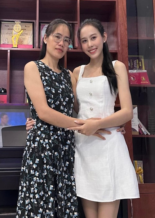 Nhờ sự bao bọc của bố mẹ, tuổi thơ của Ngọc Hằng khá êm đềm.