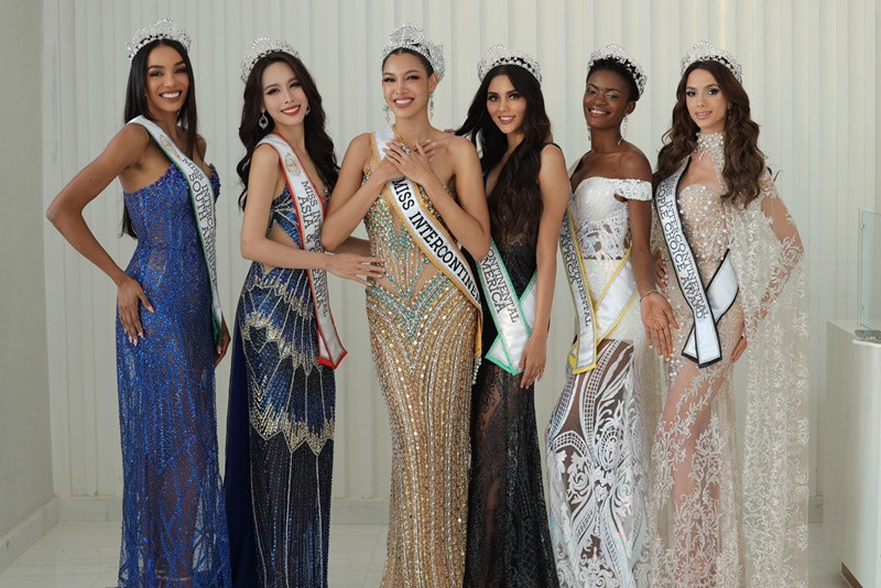 Ngọc Hằng đọ sắc tân hoa hậu và các á hậu sau chung kết.