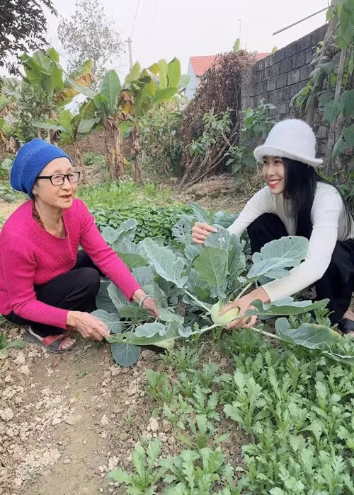 Ngoài bố mẹ, nàng hậu từng đăng tải hình ảnh bên bà nội và em trai.