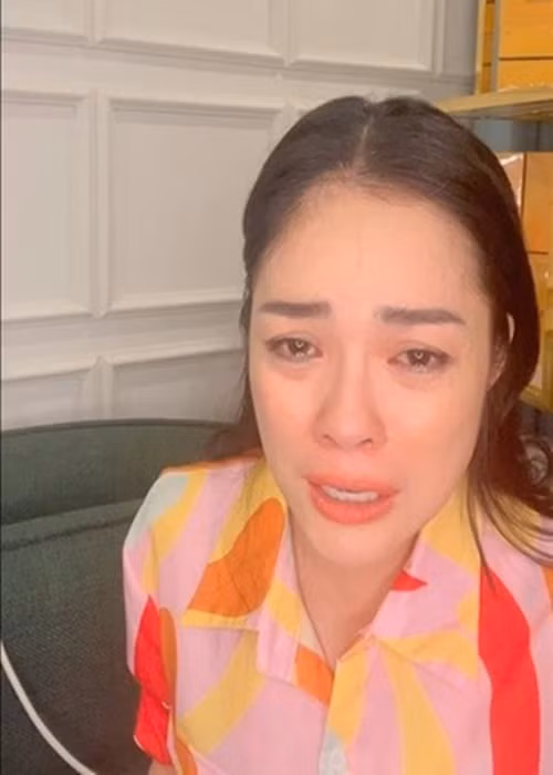 Tháng 1/2023, cư dân mạng lan truyền video cảnh Dương Cẩm Lynh bị chủ nợ chặn đường. Nhanh chóng, nữ diễn viên cho biết, cô đang nợ 6 tỷ đồng từ nhiều người, phải trả lãi lẫn gốc 200 triệu đồng mỗi tháng. Bà mẹ hai con khẳng định, bản thân đang cố gắng làm trả nợ. Ảnh: Tiền Phong.