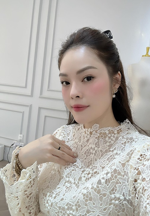 Ồn ào Dương Cẩm Lynh nợ nần khiến công việc của cô bị ảnh hưởng. Nữ diễn viên bị đoàn phim Giai nhân hủy vai nữ chính. Tuy nhiên, cô được đoàn phim hỗ trợ một phần cát-sê. Ảnh: FBNV.