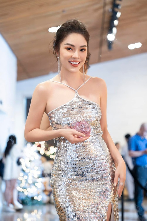 Dương Cẩm Lynh livestream bán hàng để trả nợ. Nhiều nhãn hàng vì thông cảm trước hoàn cảnh một mình nuôi hai con lại gồng gánh nợ nần tiền tỷ nên tạo điều kiện cho nữ diễn viên. Đến tháng 5/2023, cô trả phân nửa số nợ. Dương Cẩm Lynh dự định trả nợ 6 tỷ trong vòng 1 năm. Ảnh: FBNV.