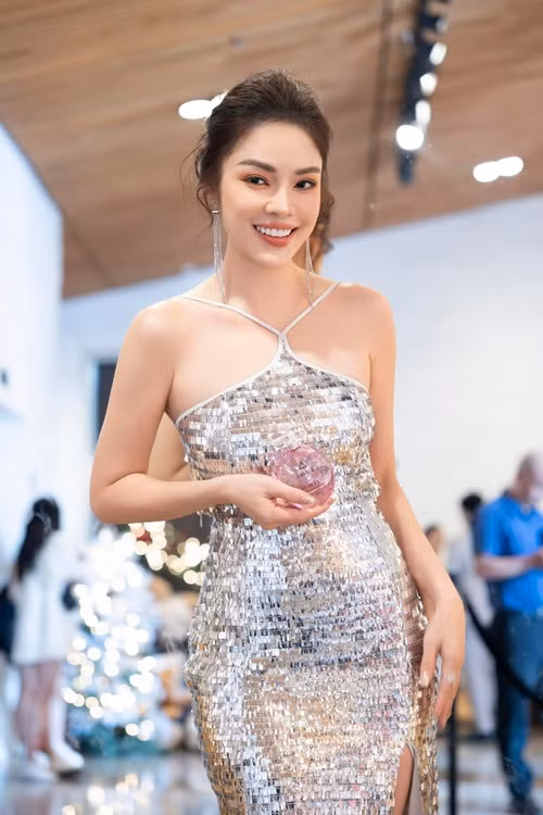 Dương Cẩm Lynh livestream bán hàng để trả nợ. Nhiều nhãn hàng vì thông cảm trước hoàn cảnh một mình nuôi hai con lại gồng gánh nợ nần tiền tỷ nên tạo điều kiện cho nữ diễn viên. Đến tháng 5/2023, cô trả phân nửa số nợ. Dương Cẩm Lynh dự định trả nợ 6 tỷ trong vòng 1 năm. Ảnh: FBNV.