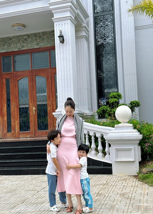 Điều Dương Cẩm Lynh hiện tại trăn trở là bé Liam thiếu tình thương của cha ngay từ nhỏ. “Vì dù tôi có mạnh mẽ cỡ nào, nhưng tôi vẫn không thể truyền tải năng lượng từ một người đàn ông”, cô chia sẻ. Ảnh: FBNV.