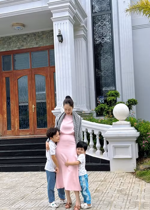 Điều Dương Cẩm Lynh hiện tại trăn trở là bé Liam thiếu tình thương của cha ngay từ nhỏ. “Vì dù tôi có mạnh mẽ cỡ nào, nhưng tôi vẫn không thể truyền tải năng lượng từ một người đàn ông”, cô chia sẻ. Ảnh: FBNV.