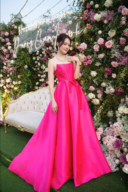 Tháng 10/2023, Dương Cẩm Lynh bị chỉ trích vì bỏ số tiền vài tỷ đồng để tổ chức sinh nhật dù nợ nần. Ảnh: FBNV.