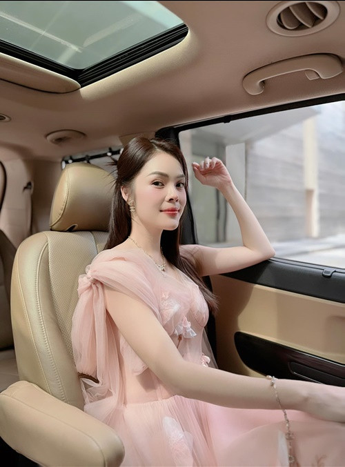 Chia sẻ trên Vietnamnet vào tháng 11/2023, Dương Cẩm Lynh cho biết, sau sóng gió, cô nhận không ít lời đề nghị được “trả nợ giùm" từ các đại gia, miễn cô chấp nhận tình cảm của họ. Tuy nhiên, bà mẹ hai con từ chối vì “sợ đàn ông lắm rồi". Ảnh: FBNV.