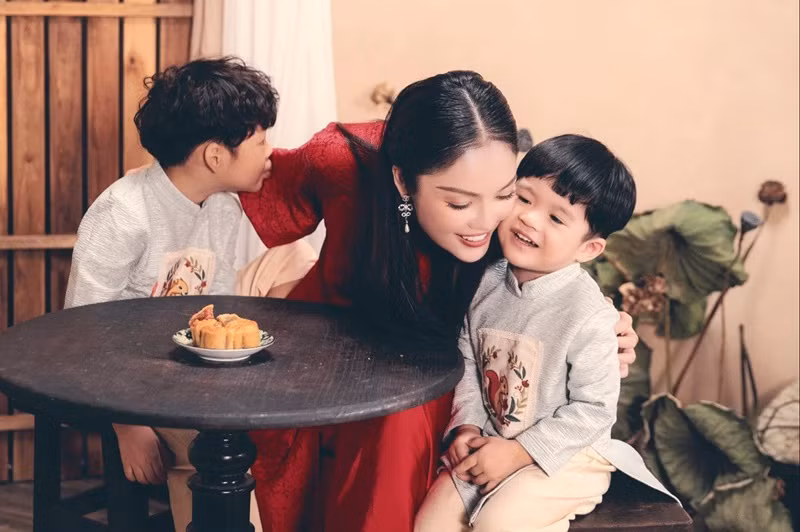 Trong cuộc phỏng vấn với Saostar hồi tháng 12/2023, nữ diễn viên tiết lộ, bố của bé Will lo học phí cho bé đến năm 18 tuổi nên cô cũng không nặng gánh về việc học hành của con. Ảnh: FBNV.