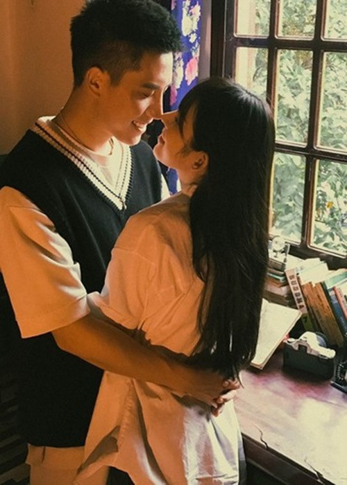 Anh Tú vướng tin đồn hẹn hò với LyLy từ lâu. Cả hai có nhiều khoảnh khắc tình cảm khi hợp tác dự án âm nhạc. Những cử chỉ tình tứ mỗi khi xuất hiện bên nhau ở đời thường cũng làm dấy nghi vấn tình cảm giữa LyLy và Anh Tú. Ảnh: FBNV.