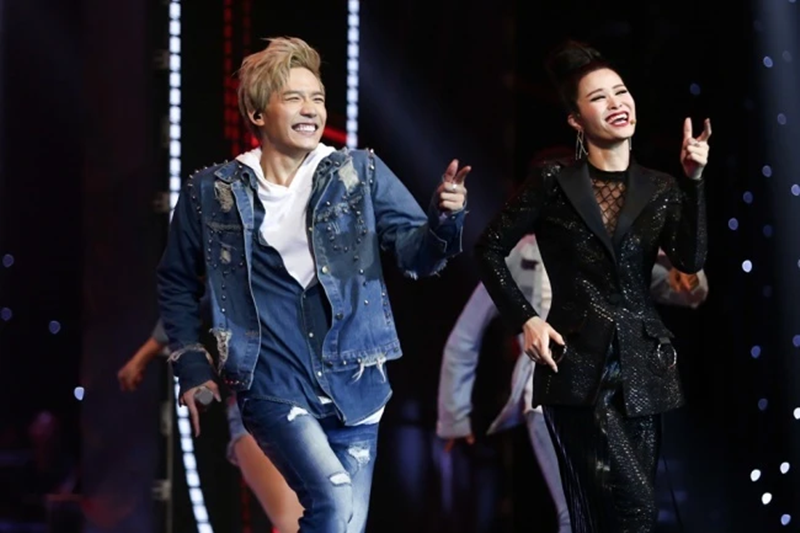 Anh Tú sinh năm 1992, tại Thái Bình. Khi học lớp 5, anh đã đi hát đám cưới cùng bố là chủ hôn, em trai đánh đàn. Khi tham gia chương trình truyền hình thực tế Giọng hát Việt 2017, Anh Tú về đội của Đông Nhi. Trong chung kết, Anh Tú giành giải á quân, bị Ali Hoàng Dương “vượt mặt”. Ảnh: Znews.