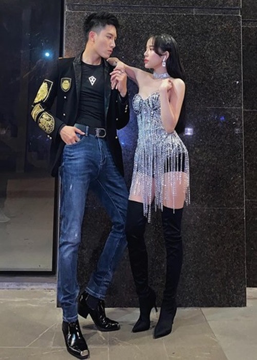 Năm 2022, Anh Tú khẳng định, anh và LyLy đang là bạn rất thân. "Mình không nhận thì nhỡ không may trong thời gian tương lai mình yêu nhau thì mọi người bảo 'Ơ nói xạo'. Mình nhận thì sao? Họ lại bảo 'Yêu nhau giả dối à?'. Có người lại bảo yêu nhau theo kiểu đi hình ảnh thôi... Cho nên tôi thấy vấn đề có yêu nhau thật hay không thì mình để cho tương lai. Khi nào có những hoạt động hay lời công khai thì lúc đó là yêu nhau, còn bây giờ là bạn thân", VTV dẫn lời nam ca sĩ. Ảnh: FBNV.