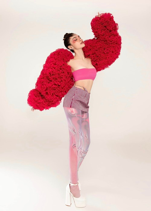 Vóc dáng của MLee thon gọn, gợi cảm. Cô cao 1m76, có số đo ba vòng 89-59-95 cm.