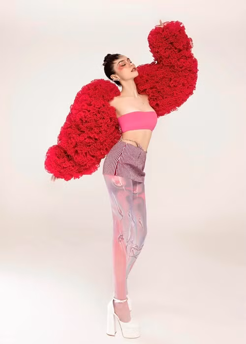 Vóc dáng của MLee thon gọn, gợi cảm. Cô cao 1m76, có số đo ba vòng 89-59-95 cm.