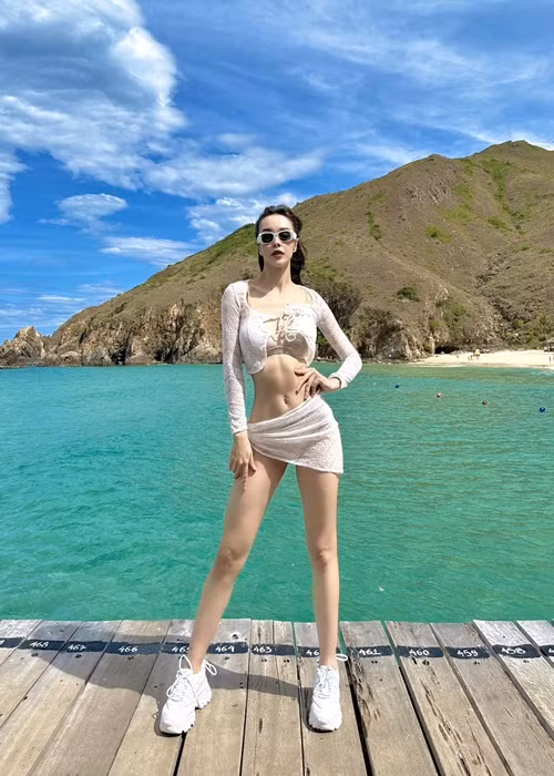 “Bông hồng lai” MLee khoe body tạc tượng trong trang phục bikini.