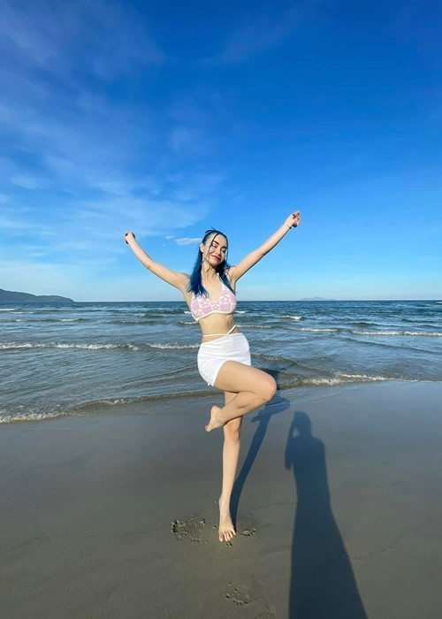 "Tôi không biết mọi người nhìn nhận về cái đẹp như thế nào, nhưng lúc nhỏ tôi tự ti về ngoại hình của mình vì quá cá tính, trong khi ở Việt Nam sẽ chuộng nét đẹp nữ tính. Nên khi nhận được những lời mời thi hoa hậu, tôi từ chối luôn vì thấy mình không phù hợp", cô cho hay.