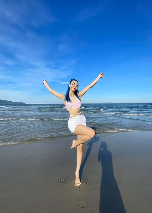 "Tôi không biết mọi người nhìn nhận về cái đẹp như thế nào, nhưng lúc nhỏ tôi tự ti về ngoại hình của mình vì quá cá tính, trong khi ở Việt Nam sẽ chuộng nét đẹp nữ tính. Nên khi nhận được những lời mời thi hoa hậu, tôi từ chối luôn vì thấy mình không phù hợp", cô cho hay.