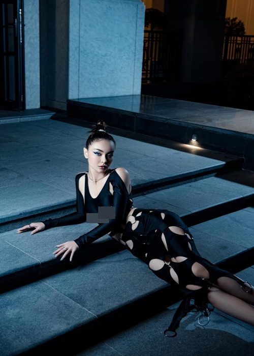 "Tôi đã cố gắng rất nhiều mà không thể cải thiện được. Tôi nghĩ việc nhờ đến phẫu thuật thẩm mỹ không có gì là quá ghê gớm. Nó giúp tôi đạt được mục đích là trở nên nóng bỏng, trưởng thành hơn, đẹp hơn", MLee nói trên 2Sao.