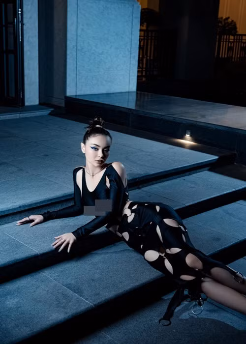 "Tôi đã cố gắng rất nhiều mà không thể cải thiện được. Tôi nghĩ việc nhờ đến phẫu thuật thẩm mỹ không có gì là quá ghê gớm. Nó giúp tôi đạt được mục đích là trở nên nóng bỏng, trưởng thành hơn, đẹp hơn", MLee nói trên 2Sao.