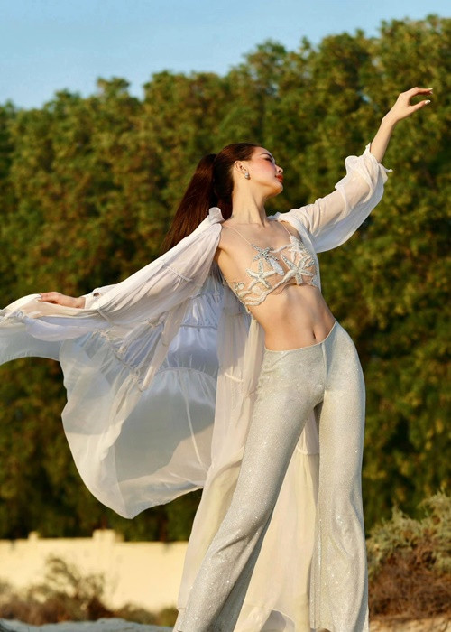 Nàng hậu diện áo bra xuyên thấu kết hợp quần cạp cao ống rộng.