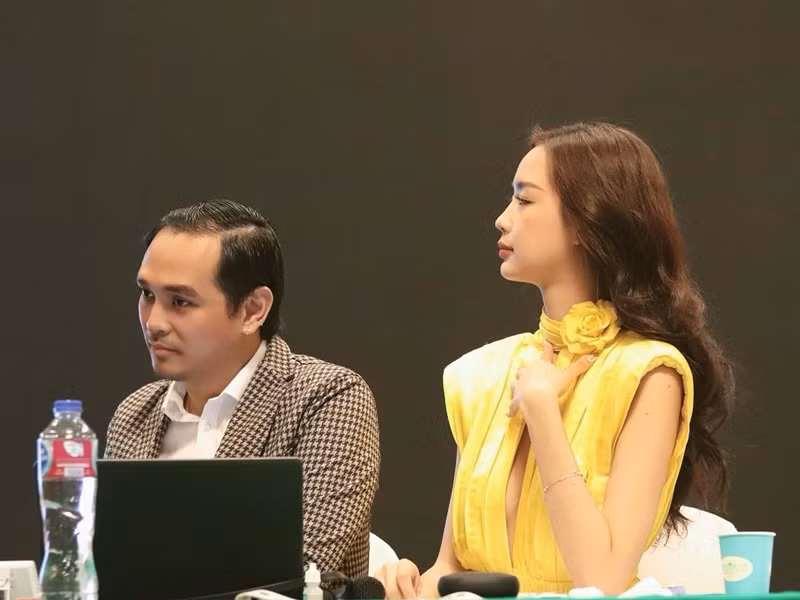 Mới đây, khi đi chấm thi, đương kim Hoa hậu Liên lục địa 2023 khoe vòng một lấp ló.