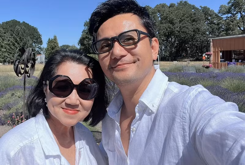 Trương Minh Cường ngày càng phong độ. Nam diễn viên chia sẻ, do ngủ được, ăn được nên da mặt của anh mịn màng, trẻ trung hơn.