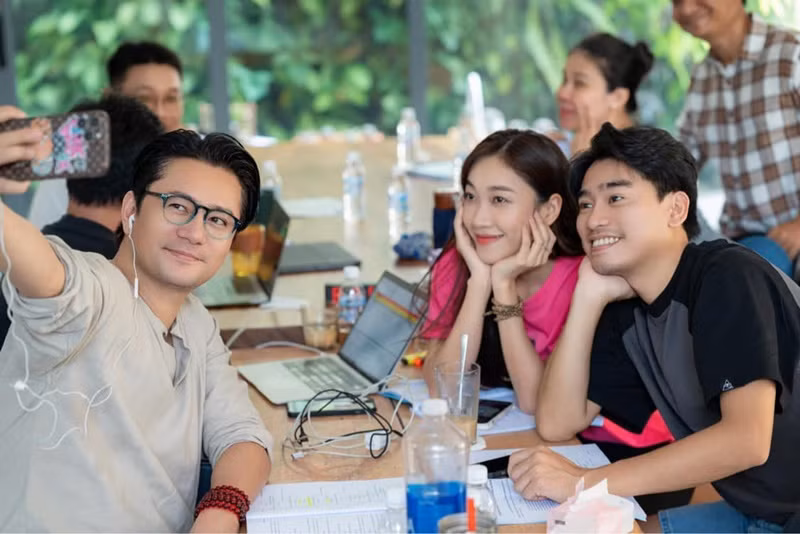 Trương Minh Cường chia sẻ trên Pháp Luật TP HCM, để về nước quay phim, anh mất 2 tháng sắp xếp mọi việc ở Mỹ. Nam diễn viên sẽ ở Việt Nam 3 tháng để hoàn thành vai diễn. Theo nam diễn viên, trong hơn 10 năm ở Mỹ, anh có 2 năm học diễn viên và 3 năm rưỡi học sản xuất nên không gặp khó khăn khi trở lại đóng phim.