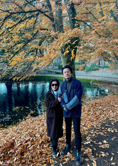 Trương Minh Cường đón mẹ đẻ sang Mỹ vào năm 2022. "Trước đây, năm nào mẹ tôi cũng qua Mỹ để chăm hai đứa con tôi. Nhưng sau khi tôi ly dị, dọn ra ngoài sống riêng, mẹ không qua nữa vì tôi muốn ở một mình để tìm hiểu bản thân. Sau 7 năm, đến giờ mẹ tôi mới qua lại để chăm sóc tôi và cũng để hai mẹ con được gần nhau hơn”, Phụ Nữ Số dẫn lời nam diễn viên.