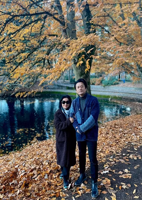 Trương Minh Cường đón mẹ đẻ sang Mỹ vào năm 2022. "Trước đây, năm nào mẹ tôi cũng qua Mỹ để chăm hai đứa con tôi. Nhưng sau khi tôi ly dị, dọn ra ngoài sống riêng, mẹ không qua nữa vì tôi muốn ở một mình để tìm hiểu bản thân. Sau 7 năm, đến giờ mẹ tôi mới qua lại để chăm sóc tôi và cũng để hai mẹ con được gần nhau hơn”, Phụ Nữ Số dẫn lời nam diễn viên.