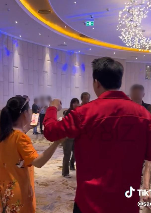 Phản ứng của Trấn Thành là hất tay khán giả. Một số cư dân mạng cho rằng đây là phản ứng bình thường khi bị người lạ kéo tay, trong khi đó nhiều người bày tỏ quan điểm nam MC nên khéo léo từ chối hơn. Ảnh: Saostar.