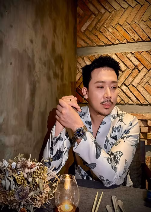 Giữa ồn ào, Trấn Thành khẳng định, anh đã đặt trước vé, không nói "còn lại nhiêu chỗ, anh bao cả rạp". Phía quản lý rạp bênh vực Trấn Thành, xác nhận nam MC đặt trước vé. Ảnh: FBNV.