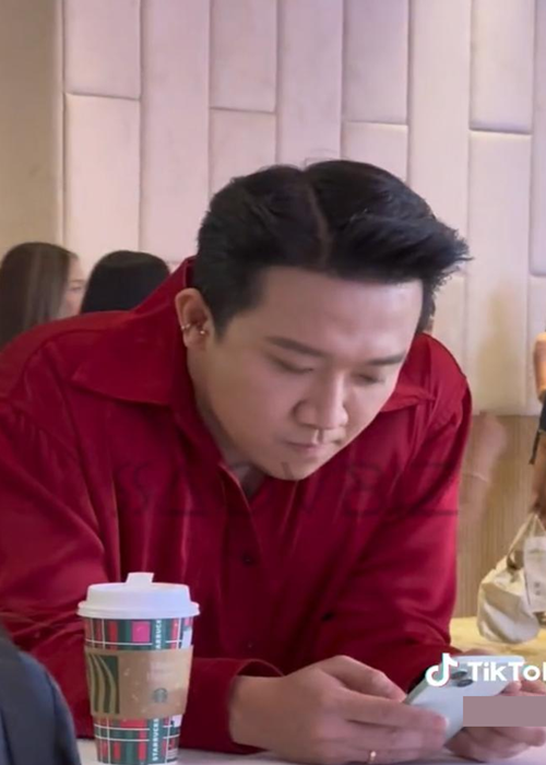 Trong một clip trên mạng xã hội, Trấn Thành bị một khán giả kéo tay xin được chụp ảnh tại sự kiện. Ảnh: Saostar.