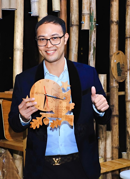 Nam diễn viên chia sẻ trên Công Luận, tính tới thời điểm được phong danh hiệu NSƯT, nam diễn viên Thái Sơn còn được thêm 1 huy chương vàng. Đến nay anh đã có 2 huy chương vàng và 5 huy chương bạc. Ảnh: FBNV.