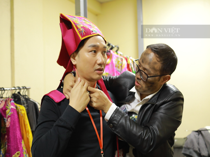 Thái Sơn đóng vai phụ trong Táo quân 2023. Đây là lần đầu tiên anh góp mặt trong chương trình. Trong ảnh, Thái Sơn chỉnh sửa trang phục cho Thành Trung ở hậu trường ghi hình Táo quân 2023. Ảnh: Dân Việt.