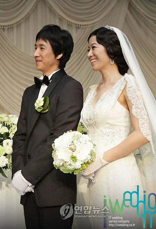 Lee Sun Kyun kết hôn với nữ diễn viên nhạc kịch Jeon Hye Jin vào năm 2009. Ảnh: Tổ Quốc.