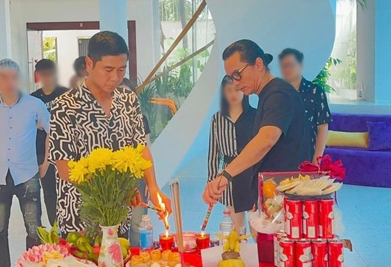 Tháng 9/2023, Hồ Hoài Anh cúng Tổ nghề sân khấu cùng ca sĩ Tú Dưa. Ảnh: FBNV.